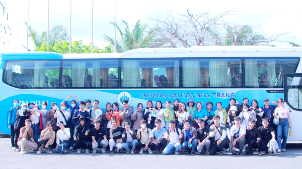 Sinh viên lớp 63.CNSH và 64.CNSH tham quan trải nghiệm tại Công ty Cổ phần Bia Sài Gòn Khánh Hòa