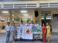 Nhóm Green NTU cùng học sinh THCS Nguyễn Khuyến tham gia hoạt động tuyên truyền bảo vệ môi trường biển, giảm nhẹ phát thải khí nhà kính