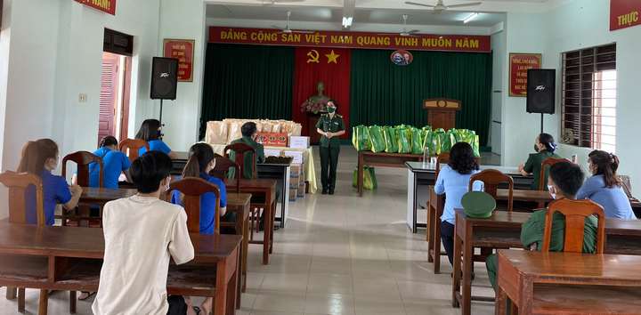 Hội phụ nữ bộ đội biên phòng Khánh Hòa phối hợp các đơn vị  tặng quà hỗ trợ sinh viên Viện Công nghệ sinh học và Môi Trường Đại Học Nha Trang.