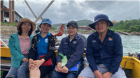Giảng viên Viện CNSH&MT tham quan mô hình nuôi biển của Công ty TNHH Thủy sản Australis Việt Nam