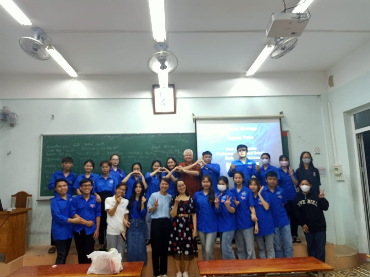 Sinh viên Viện CNSH&MT tham gia CLB Tiếng Anh (IBE English Club)