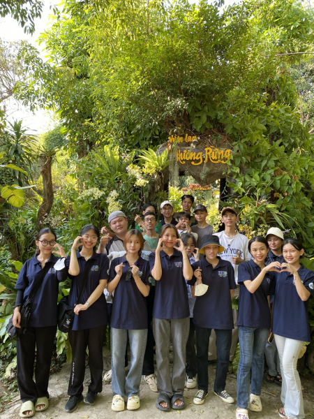 Sinh viên K65 Công nghệ sinh học tham gia hoạt động trải nghiệm và team building