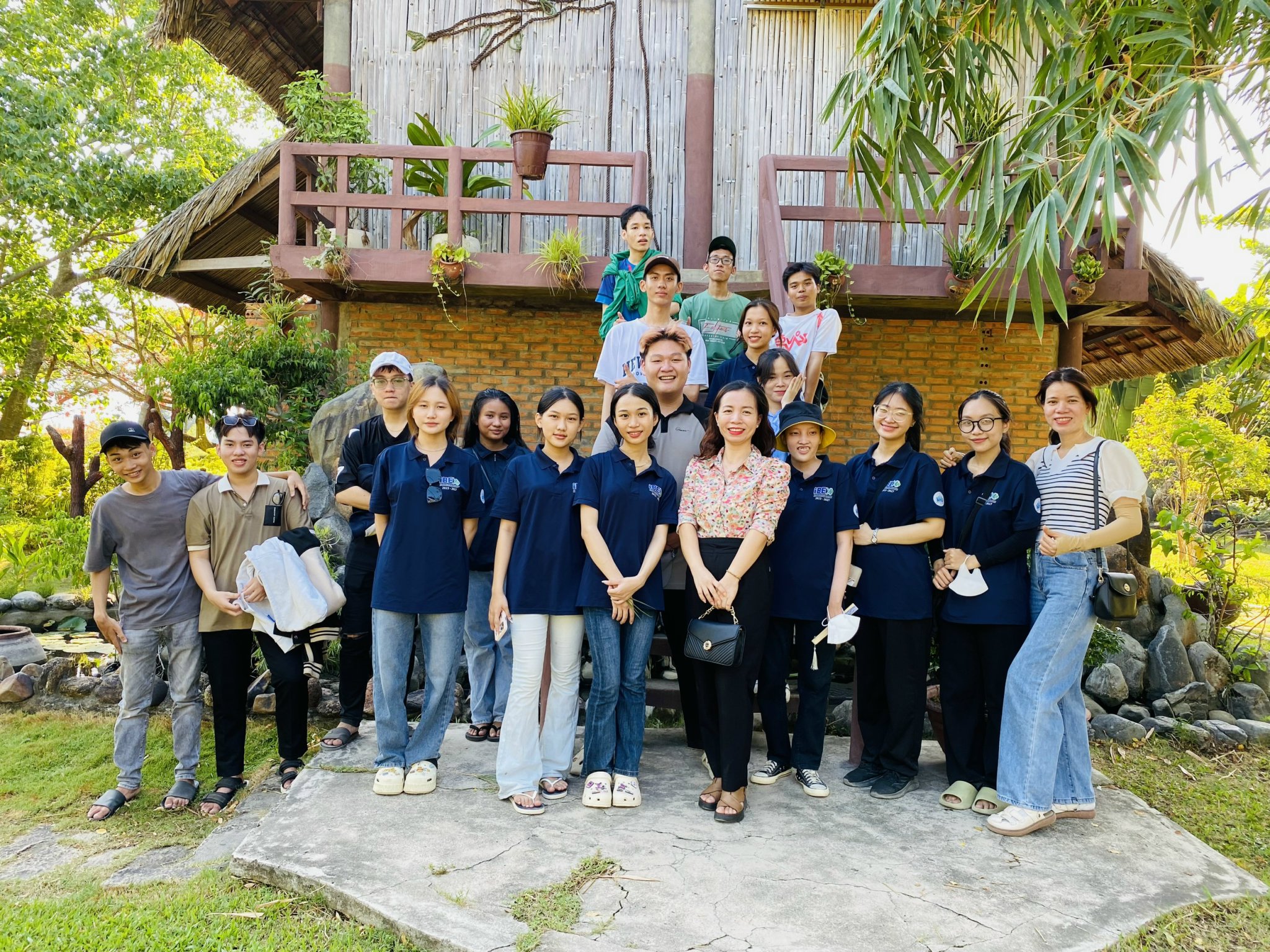 Sinh viên K65 Công nghệ sinh học tham gia hoạt động trải nghiệm và team building