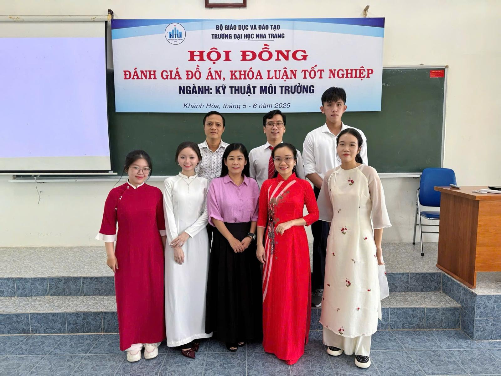 Lớp 63.CNMT hoàn thành tốt đẹp buổi bảo vệ đồ án tốt nghiệp